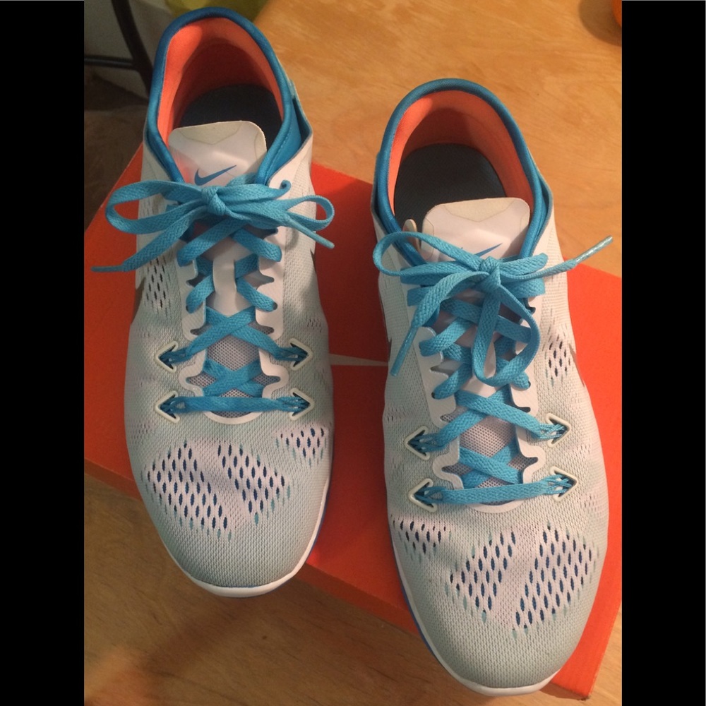 Women’s Nike Sneakers worn 2x (like new)